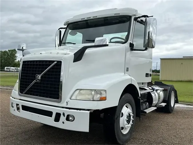 2015 VOLVO VNM42T200313d8c24b934d1b4c81c00af8d786489