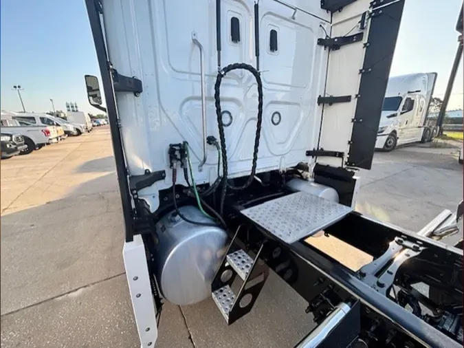 2023 Freightliner Cascadia 126