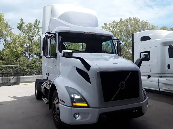 2019 VOLVO VNR42T 300