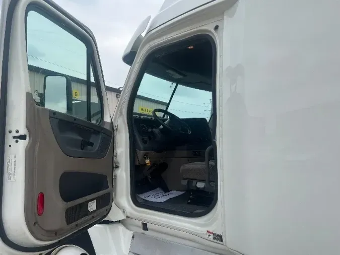 2020 Freightliner X12564ST