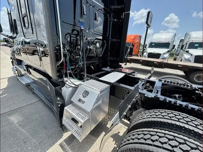 2023 Freightliner Cascadia 126