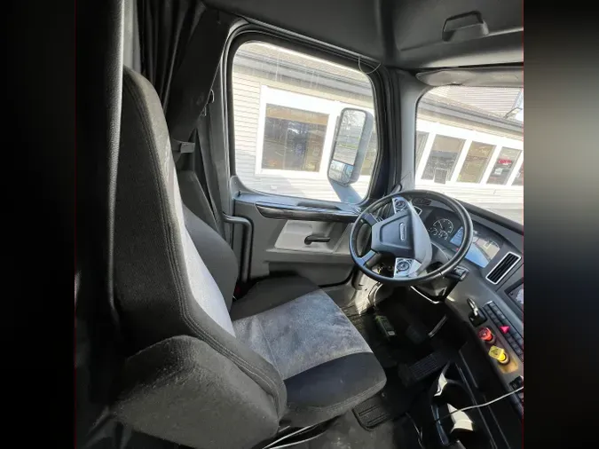 2021 Freightliner Cascadia 126