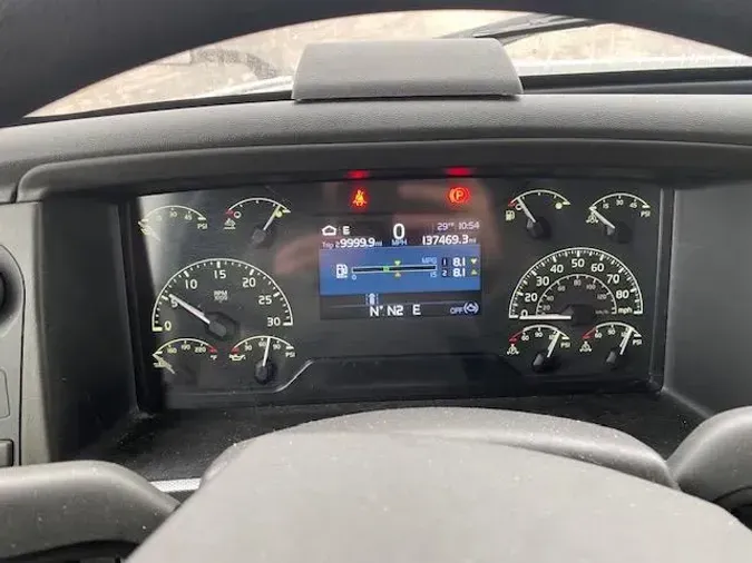 2023 Volvo VNR64T400