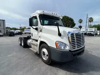 2015 FREIGHTLINER X12564ST
