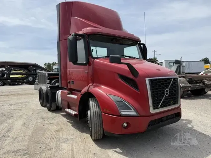 2021 VOLVO VNR64T300