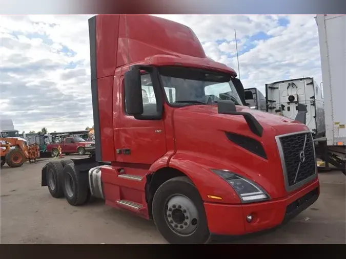 2020 VOLVO VNR64T300