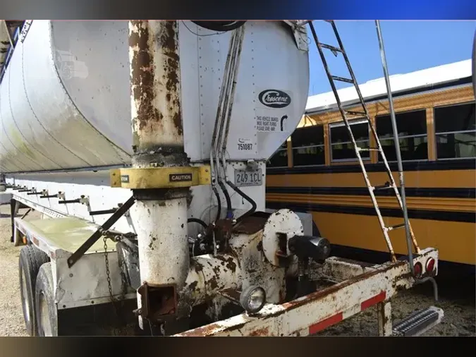 1998 CRESCENT BULK FEED TRAILER