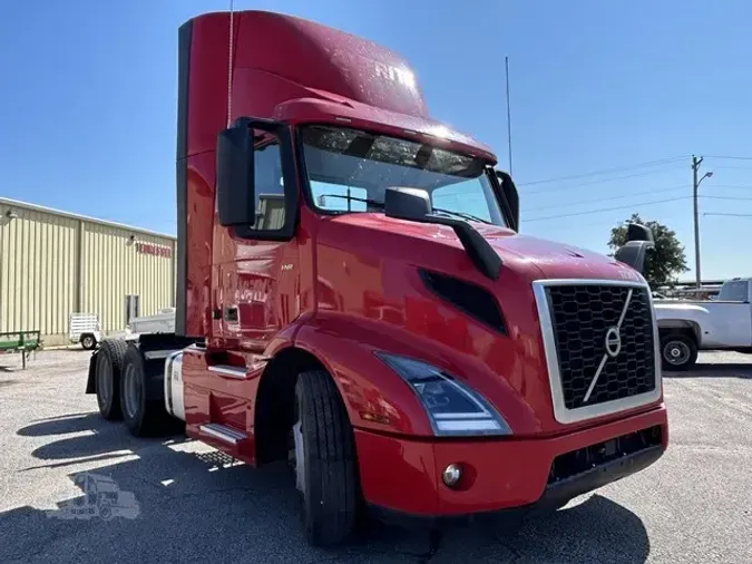 2020 VOLVO VNR64T300