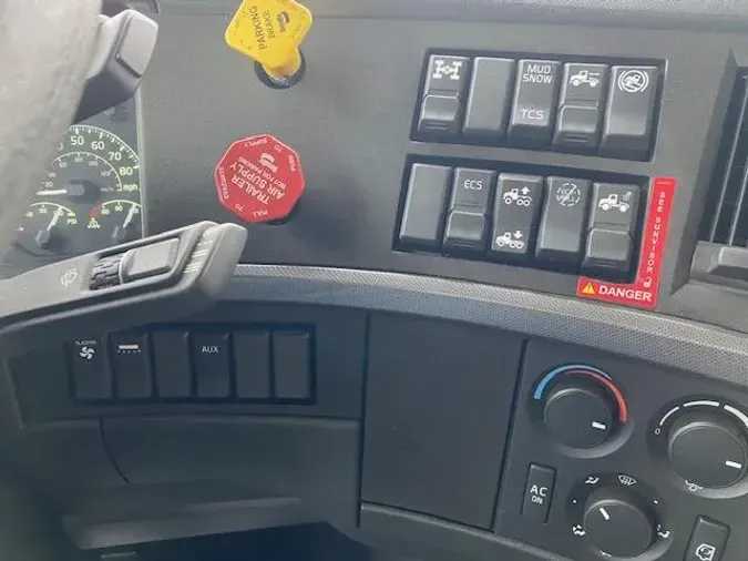 2023 Volvo VNR64T400