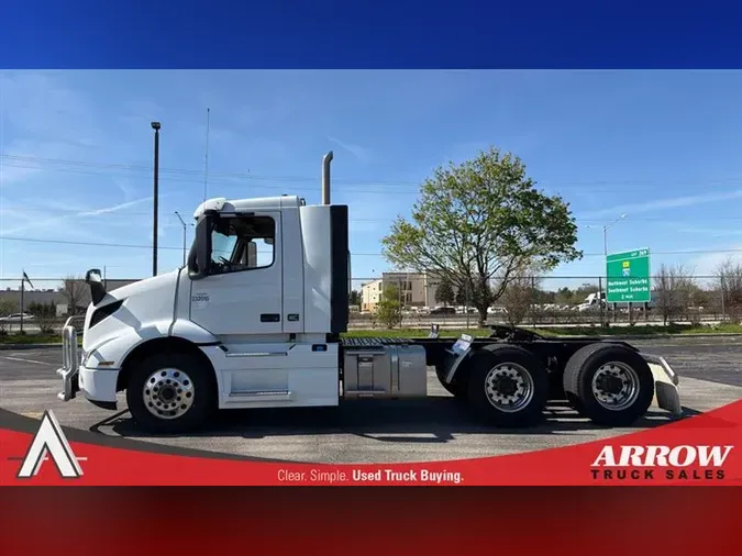 2023 VOLVO VNR64T300