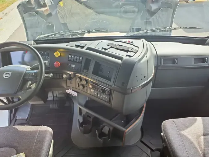 2020 VOLVO VNR64T-640