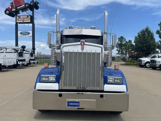 2022 Kenworth W900