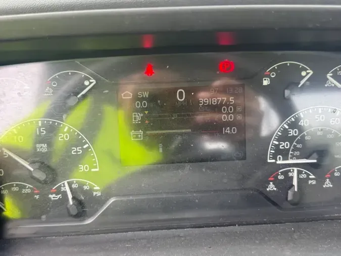 2019 VOLVO VNR64T 300