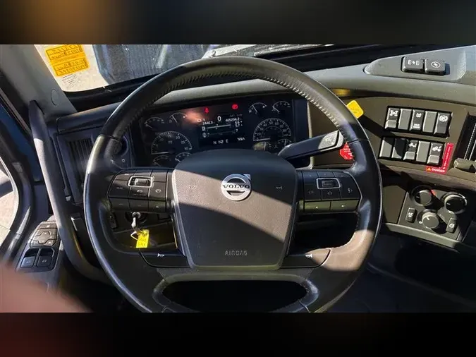 2023 VOLVO VNL760