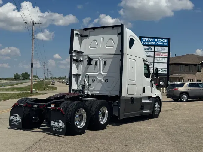 2022 FREIGHTLINER Cascadia 126
