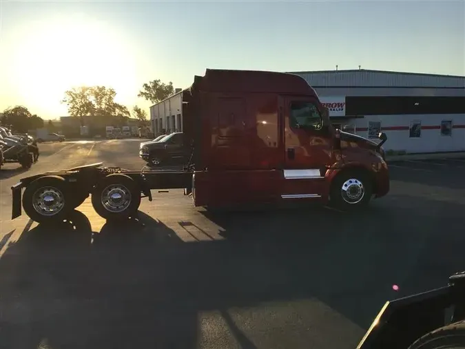 2019 FREIGHTLINER CA126