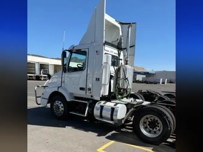 2016 Volvo VNM64T