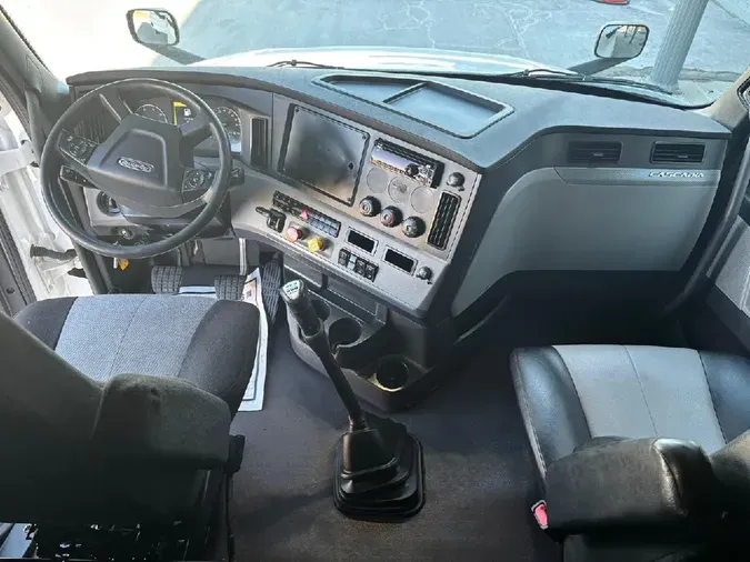 2021 FREIGHTLINER Cascadia 126