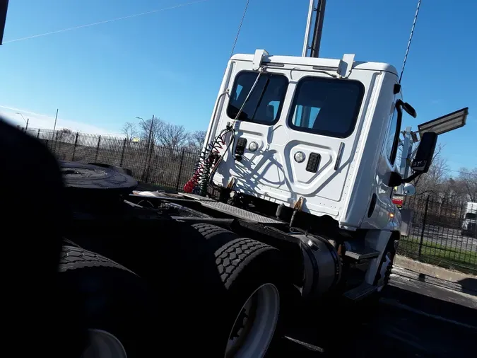 2017 FREIGHTLINER/MERCEDES CASCADIA 125