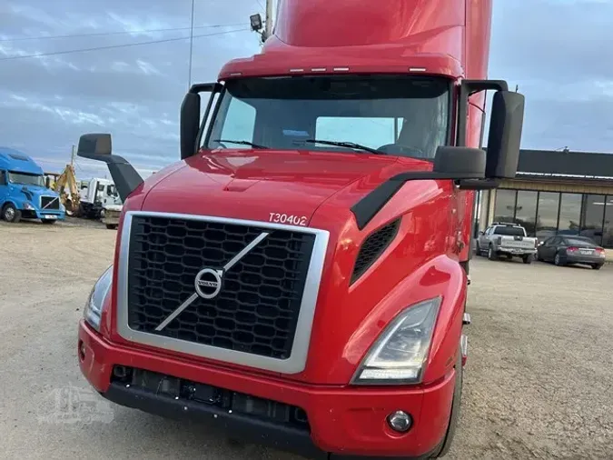 2022 VOLVO VNR64T300