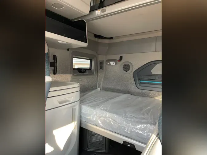 2025 VOLVO VNL64T860