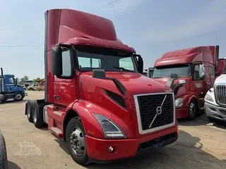 2021 VOLVO VNR64T300