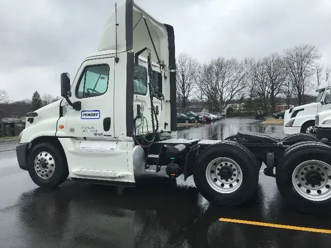 2017 Freightliner X12564ST