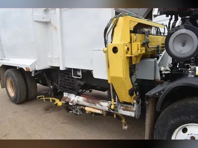 2009 PETERBILT 320