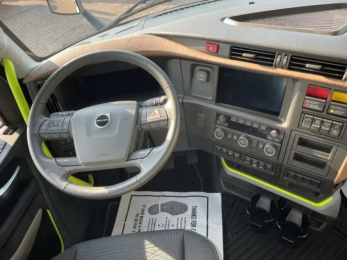 2025 VOLVO VNL64T300