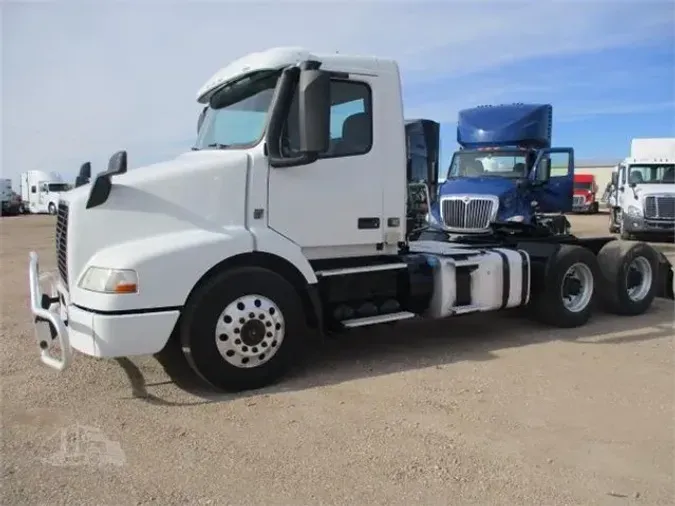 2016 VOLVO VNM64T200