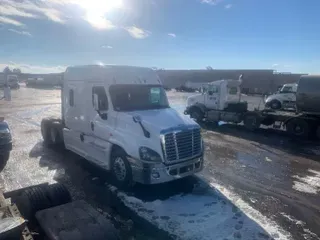 2015 FREIGHTLINER X12564ST
