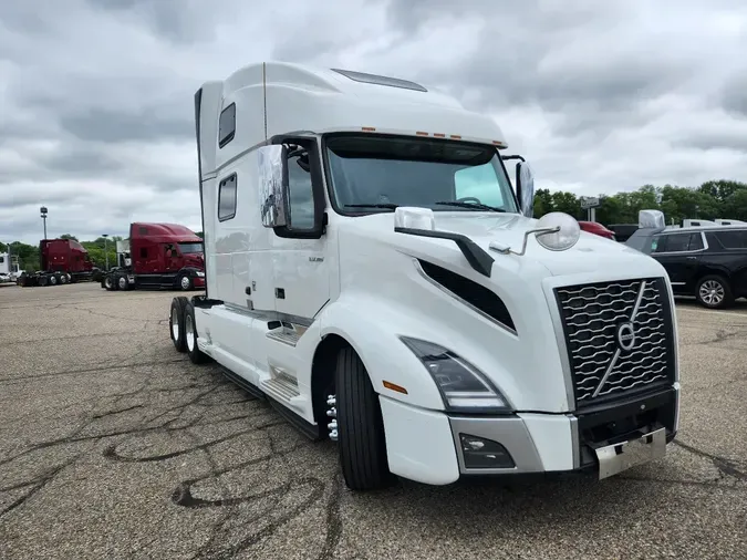2023 VOLVO VNL64T860