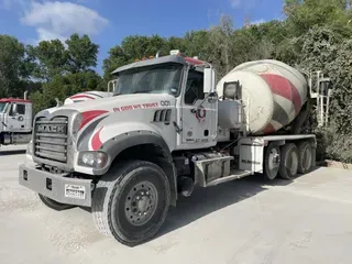 2021 MACK GR64F