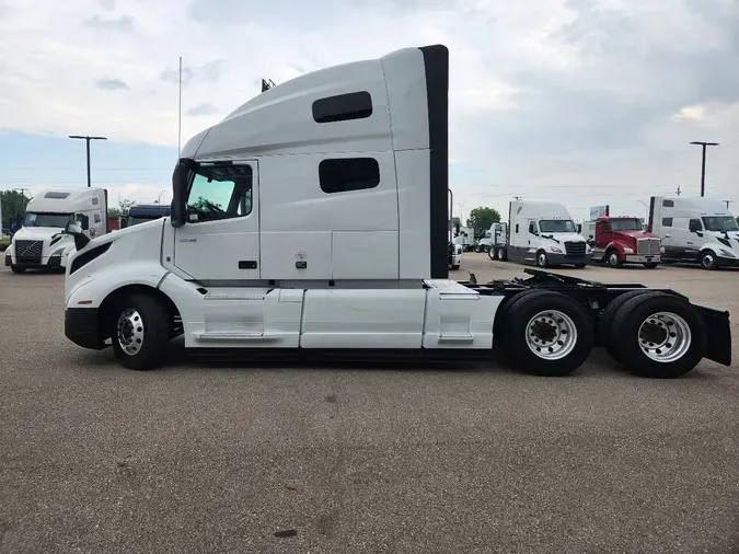 2022 VOLVO VNL64T760