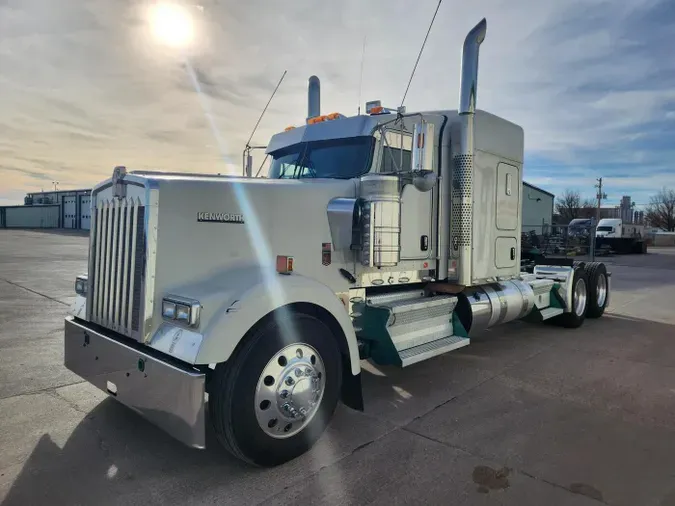 2023 Kenworth W900L