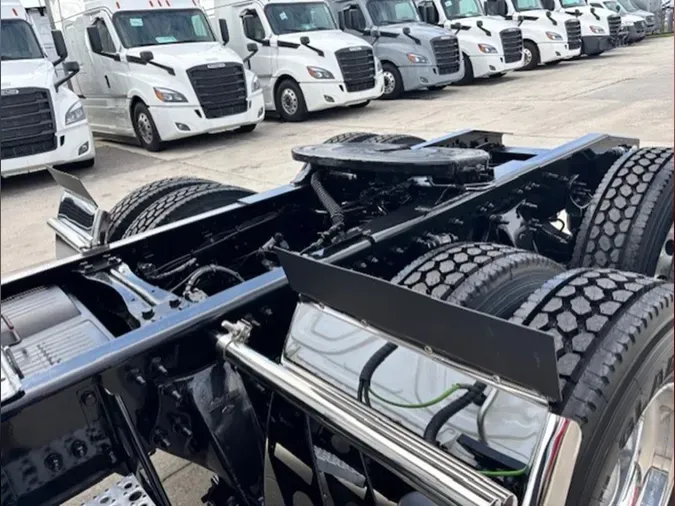 2021 Freightliner Cascadia 126