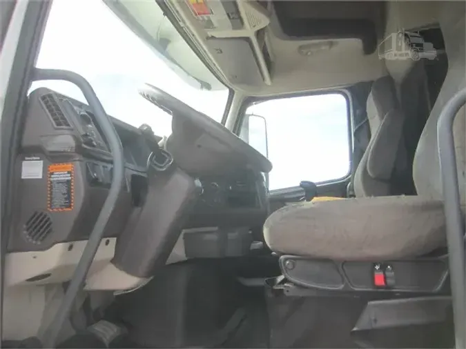 2014 VOLVO VNL64T670