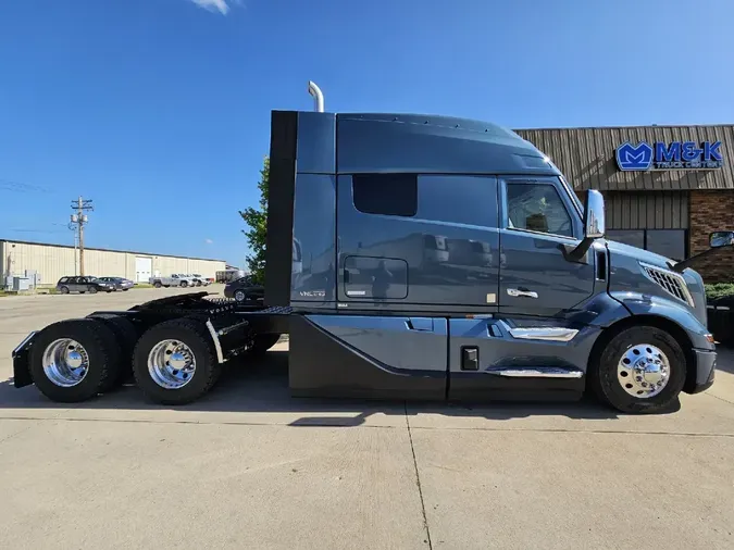 2025 VOLVO VNL64TV04
