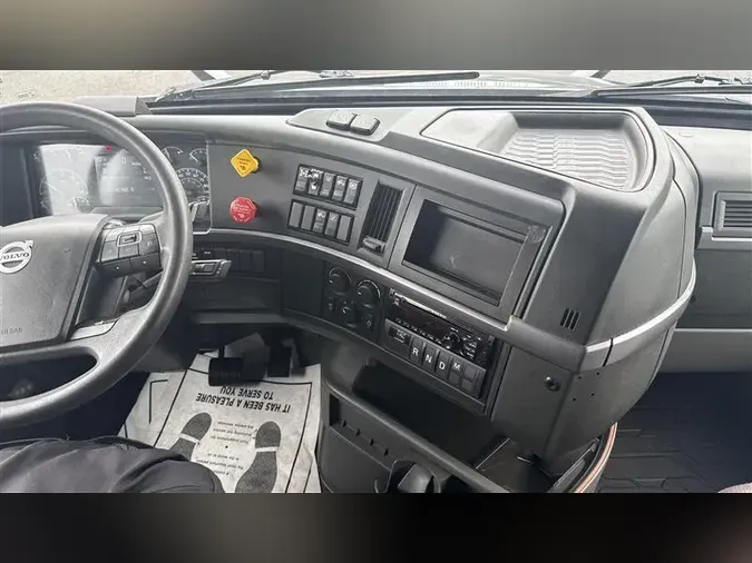 2020 VOLVO VNL860