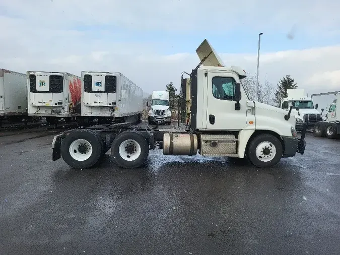 2018 Freightliner X12564ST