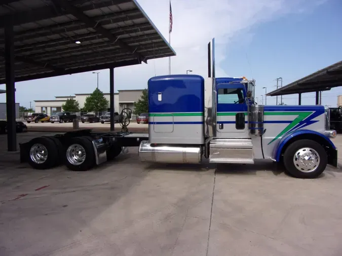 2023 Peterbilt 389