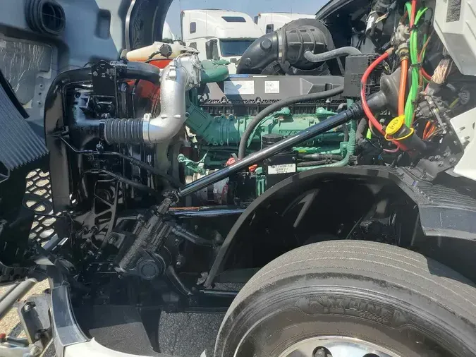 2023 VOLVO VNL64T740