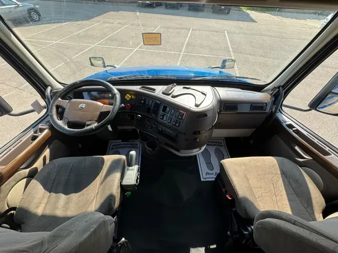 2017 VOLVO VNL64T670