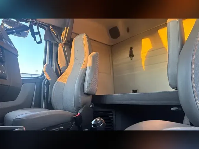 2019 VOLVO VNR400