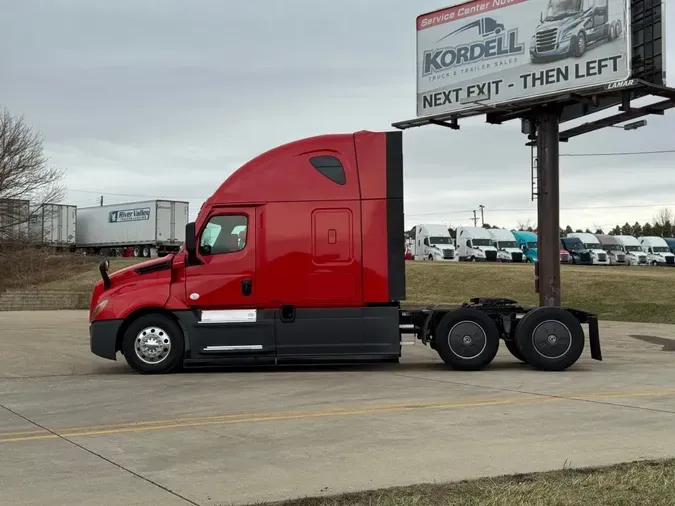 2022 FREIGHTLINER Cascadia 126