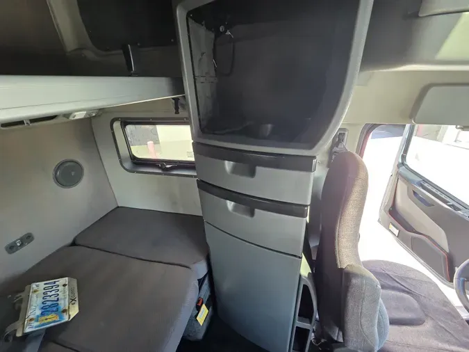 2020 Volvo VNL64T860
