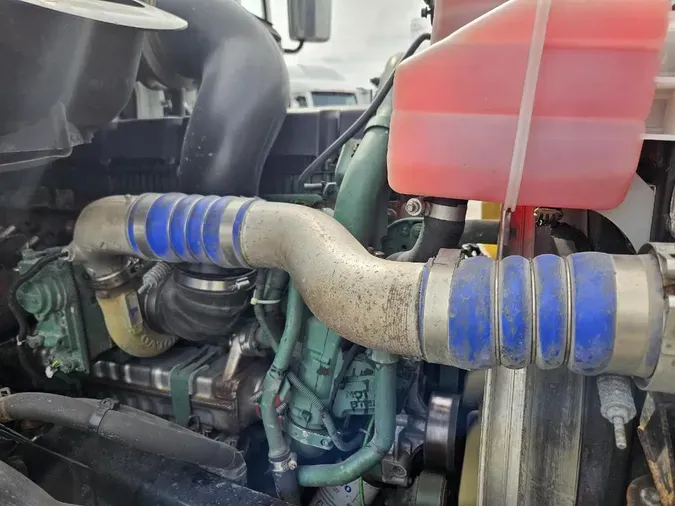 2020 VOLVO VNL64T760