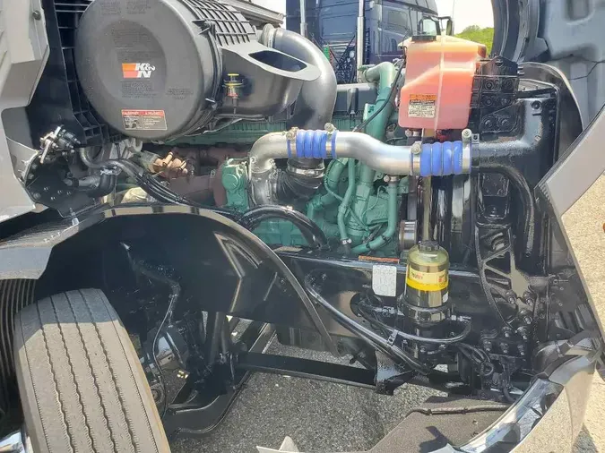 2023 VOLVO VNL64T860