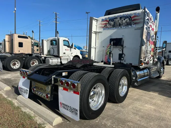 2023 Kenworth W990