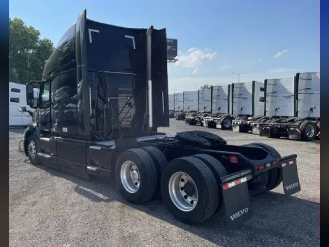 2022 VOLVO VNL64T760